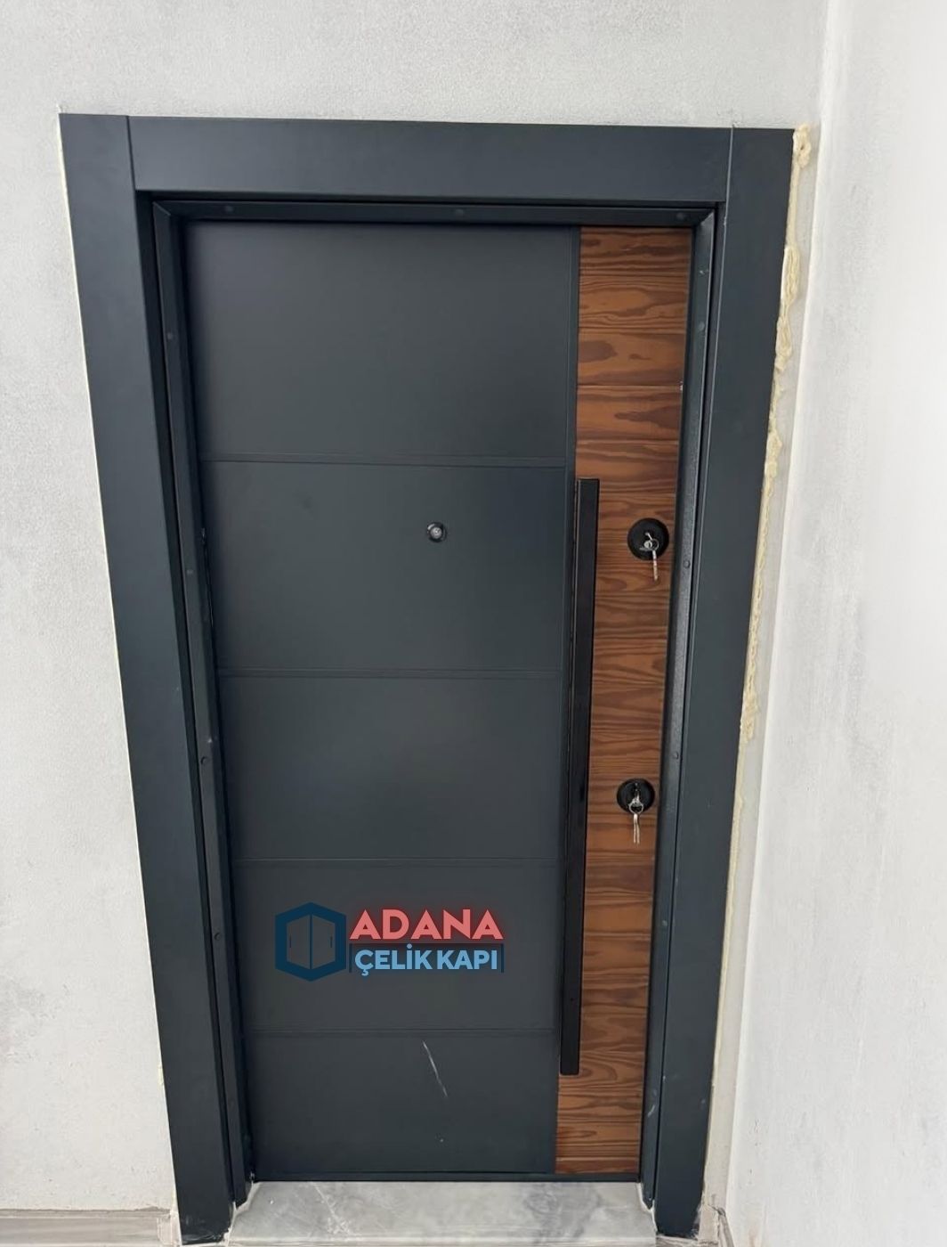 AÇK-2026 Ceviz Desenli ve Antrasit Detaylı Termo Yüzey Çelik Kapı
