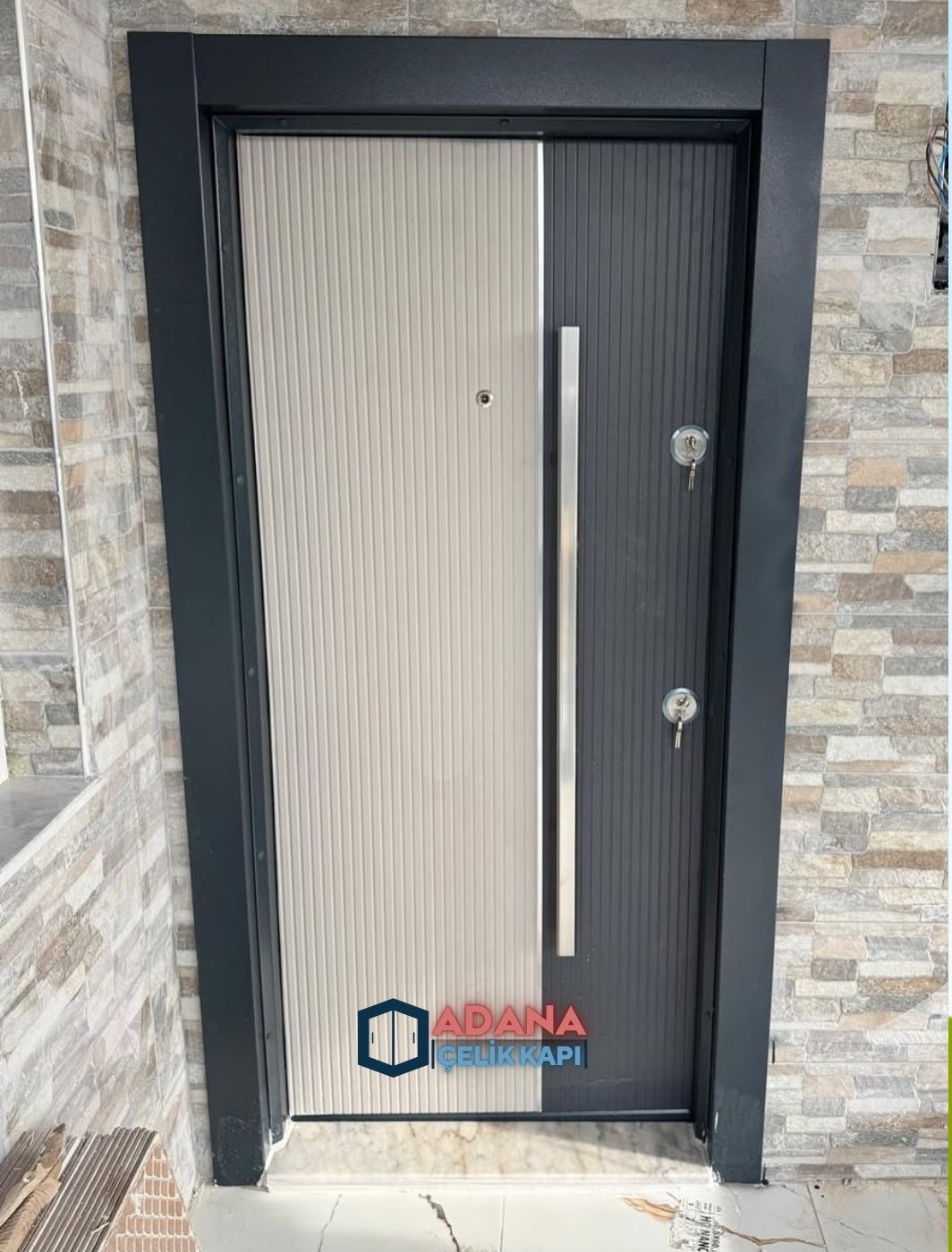 AÇK-2036 Antrasit ve Açık Gri Çizgili PVC Kaplamalı Çelik Kapı