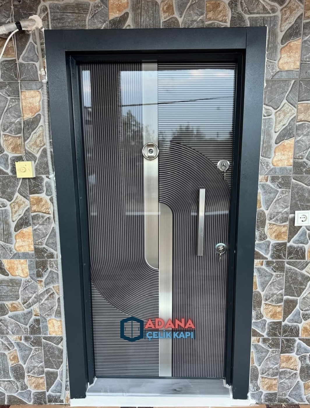 AÇK-1307 asimetrik çizgili modern ultralam yüzey çelik kapı modeli